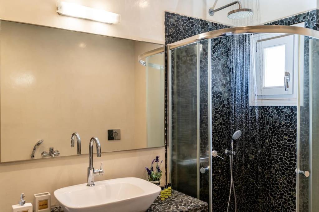 In The Heart Of Fira & Free Pool - Nychteri Suite מראה חיצוני תמונה